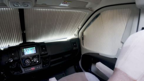 Bus camper Globecar 600L with length beds, for 2 people. Dog allowed.