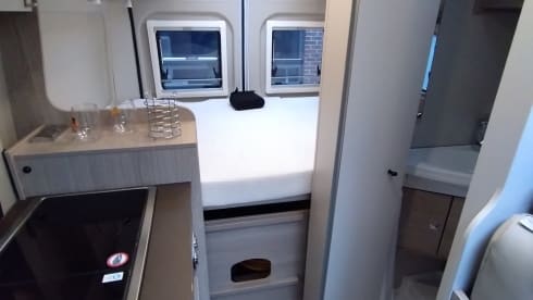Compacte camper met fietsendrager handig voor een weekendje met 2