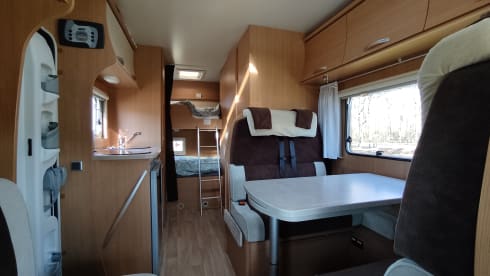 Diesel de roze schaats (kids zijn creatief 😄) – Comfortable and complete 6p alcove camper