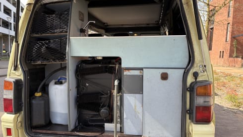 The beast, Mitsubishi L300 uit 1995 – Yellow 4x4 camper van – off-grid adventure & nature office in one!