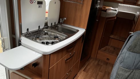 Guusje – Hymer with length beds super luxury camper