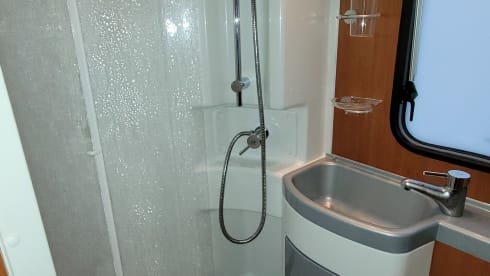 Vakantiehuisje op wielen – Complete 4 persoons off-grid camper