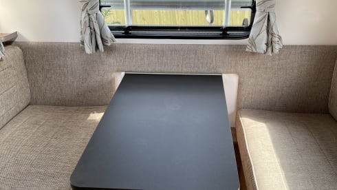 BAILEY – AMAZING PEGUEOT BAILEY 70-6 DRIVE ON A CAR LICENSE 6 BERTH AND 6 SEATBELTS