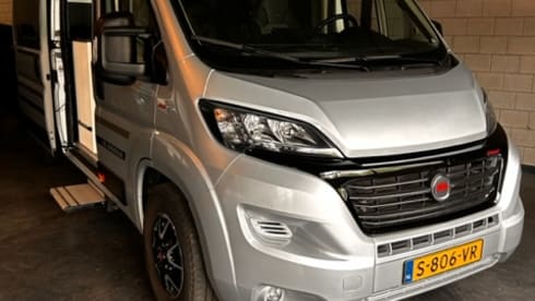 Einzigartiger 4-Personen-160-PS-Familien-Buscamper der Spitzenmarke Adria aus dem Jahr 2021