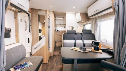 Sunlight T65 – Très beau camping-car Sunlight spacieux pour 4 personnes de 2023, beaucoup d'espace de rangement.