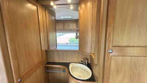 Compleet uitgeruste Hymer vast bed airco zonnepan. 