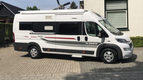 Twinny – Adria 640 SLX, length beds, solar panel, tow bar, roof rack, bike rack