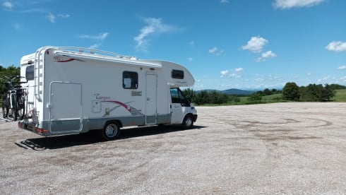 Nice 6-person alcove camper for rent