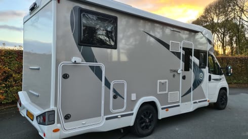 L199VP – Chausson 777GA Automatic Titanium VIP very luxurious, km free
