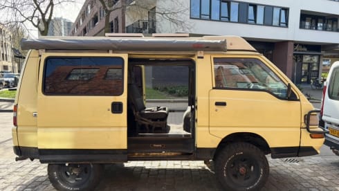 The beast, Mitsubishi L300 uit 1995 – Yellow 4x4 camper van – off-grid adventure & nature office in one!
