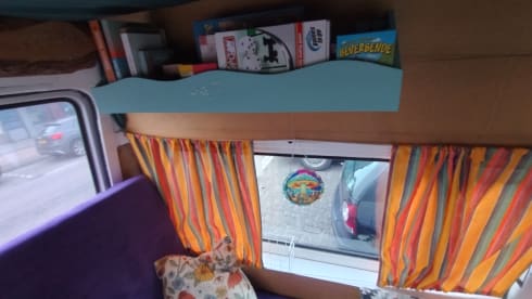 2 persoons Renault camper – On an adventure with a cheerful disco camper!
