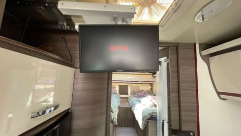 4p 2018 McLouis 473g Carat semi-integrated with pull-down bed