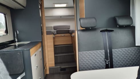 Fran01 – Luxe Adria Coral Axess 600 SL met panoramadak, airco & garage 