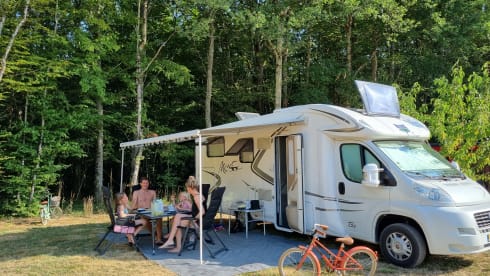 Complete 4 person family camper!