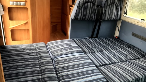 Bob – Spacious, cozy camper with air conditioning + navigation for family