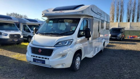 Auto Roller 747 – 2024 Roller Team Auto Roller 747 automatic six berth + six seatbelts 