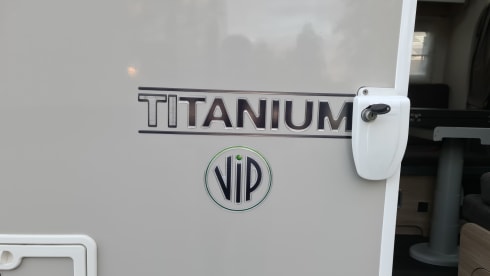 L199VP – Chausson 777GA Automatic Titanium VIP very luxurious, km free