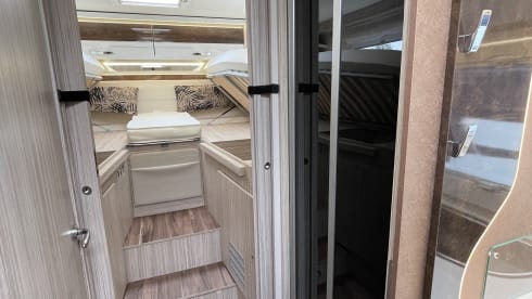 Oscar – Camping-Car Intégral 5 Places Boîte Auto Airco Bruxelles