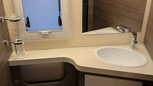 Tweede thuis op wielen. – New 4p Fiat semi-integrated motorhome from 2023