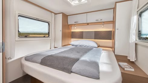 23/24 – Beautiful compact camper with a 2-person fixed bed and a 2-person pull-down bed.