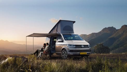 Prachtige Volkswagen California – Almost new. Carefree on the road with this beautiful, compact bus.