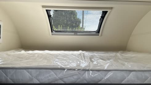 2024 Roller Team 675 Auto  – 6 sleeper Over cab bed & bunks