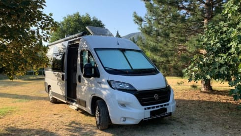 Vrijheid op wielen – Fully equipped camper with solar panel