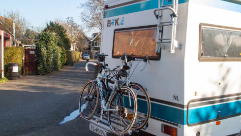 Dolly – Luxury retro '87 Mercedes on LPG / petrol
