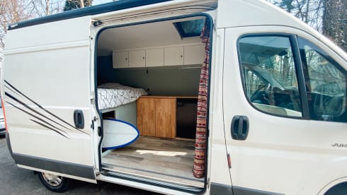Accogliente camper per autobus fai-da-te (surf).