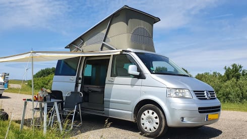 Spaceship – Nice 4p Volkswagen T5 California bus from 2007