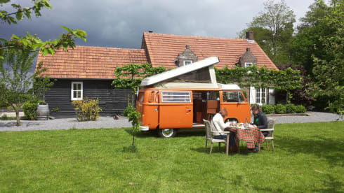 Lady Orange – Volkswagen Camperbus from 1974 (4 pers)