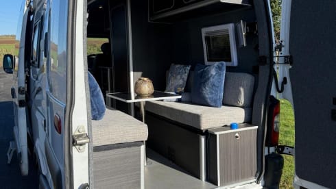 Marge – Campervan met 3 slaapplaatsen, volledig zelfvoorzienend. 