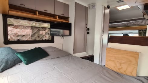 4 person 2.5l Ford transit alcove camper, completely renovated!
