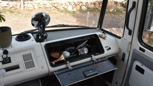 Barry – Unique off-grid oldtimer Mercedes 508 camper