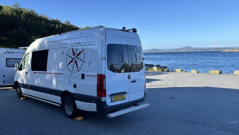 camping-car de luxe avec lit longitudinal