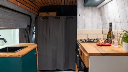 Sparrow's nest – All season Off grid campervan with full length double bed  *Pet friendly*