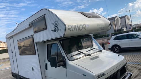 Greenshare – Camper Time Machine: Vintage Travel for Epic Adventures!