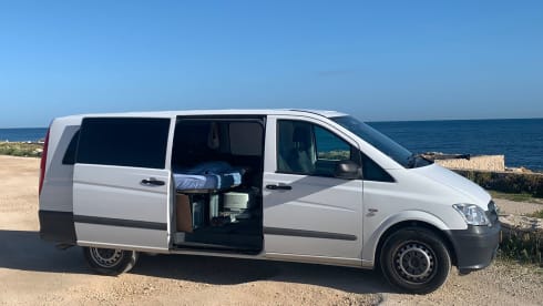 BennieBus – 2p Mercedes-Benz campervan uit 2014