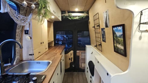 Eli – Extra tall off-grid camper with outdoor shower