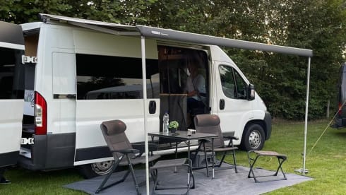 QPO "Zo wijd de wereld strekt"        " – Reliable and well-maintained bus camper.