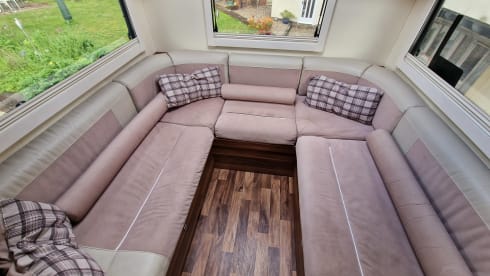 Roly 2 – Roller Team 746 - 6 Berth & 6 Travel seats - Great family vehicle  - Auto