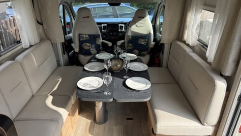 Amelie – Camping-car Pilote 7m 2/4 couchages avec salon spacieux.