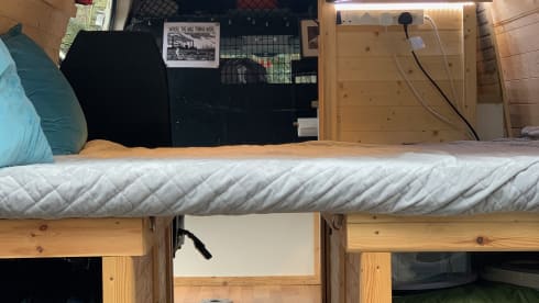 Leah – Beautifully converted wooden interior camper 