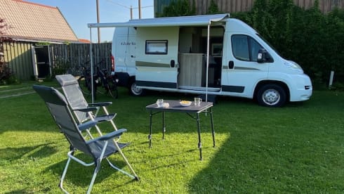 De rustige reiziger – Compacte Peugeot Boxer buscamper voor 2 personen – Harderwijk