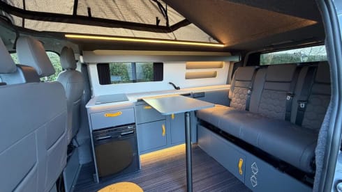 C1 – Volkswagen-Campingbus mit 4 Schlafplätzen ab 2025