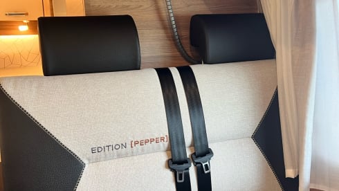 Weinsberg 600MF Pepper Edition – Very complete new 2-person semi-integrated camper (June 2022)