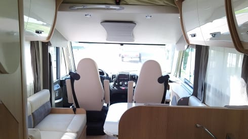 Découvrez notre camping-car McLouis luxueux et pratique - idéal pour les familles !