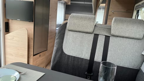 Spacious camper, full option, incl. air conditioning, for up to 4 people. 