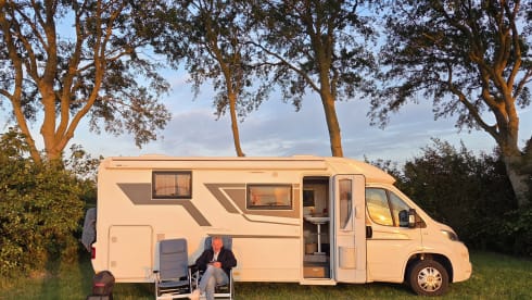 Fijne compact camper | Adria | 2,5p – Got the travel bug? Read more in our ad -->