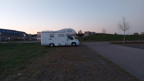 Mardy – Well maintained 3 person camper (alcove) for rent